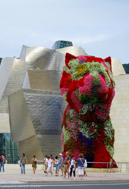 Jeff Koons, Puppy, 1992; stainless steel, soil, and flowering plants; Guggenheim Bilbao Museoa