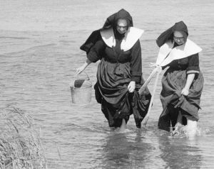 640px-Nuns_clamming_-_Toni_Frissell_LC-F9-04-5709-012-17