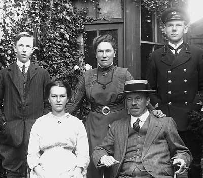 Wilfred Owen's mother, pictured center with her family